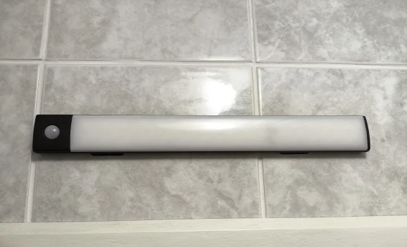 Bunics LED-Unterbauleuchte / Schranklicht mit PIR-Sensor – kabellos, USB wiederaufladbar & dimmbar photo review