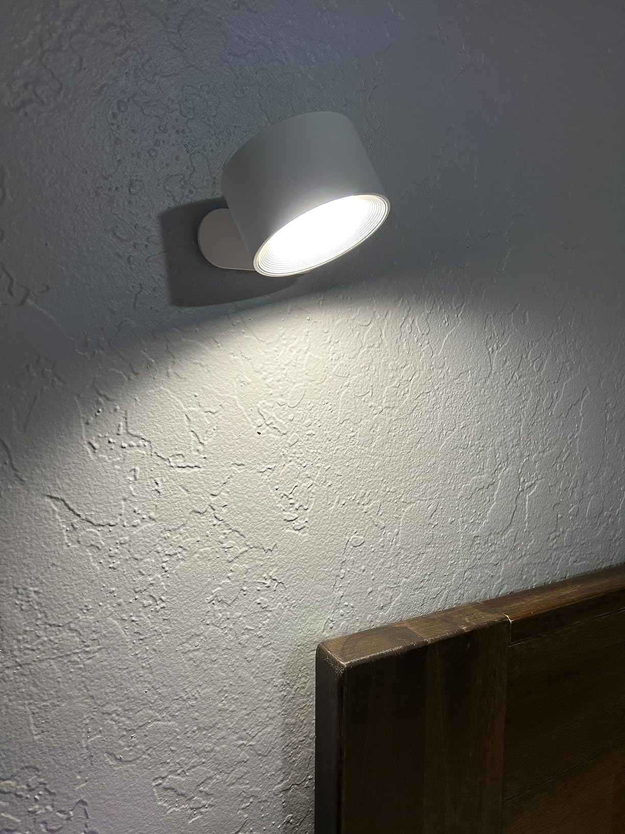 360° doppelseitige magnetische LED-Wandlampe, wiederaufladbar mit Fernbedienung photo review